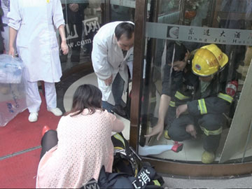 酒店旋轉門(mén)為何“咬”上女童腿？