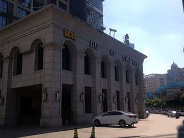 獨一處酒店門(mén)前人行道變空地